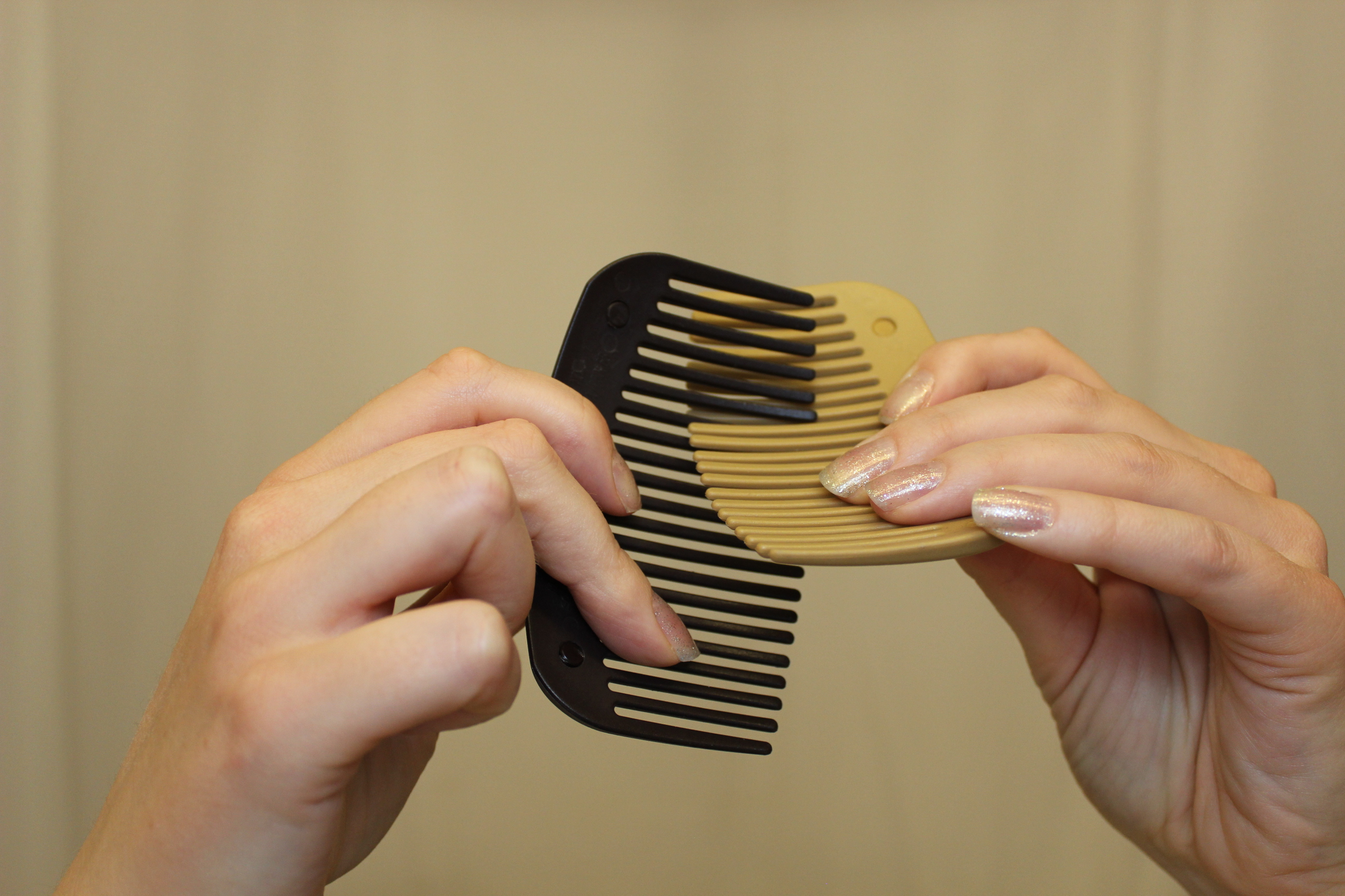 How to interlock the combs 1