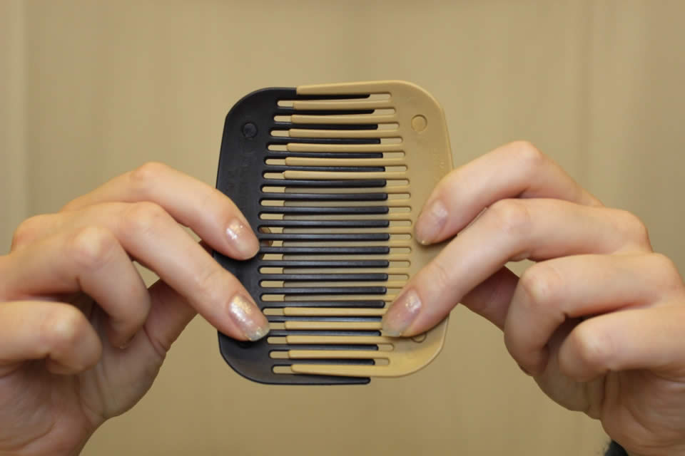 Unique interlocking combs  makes them very comfortable and versatile