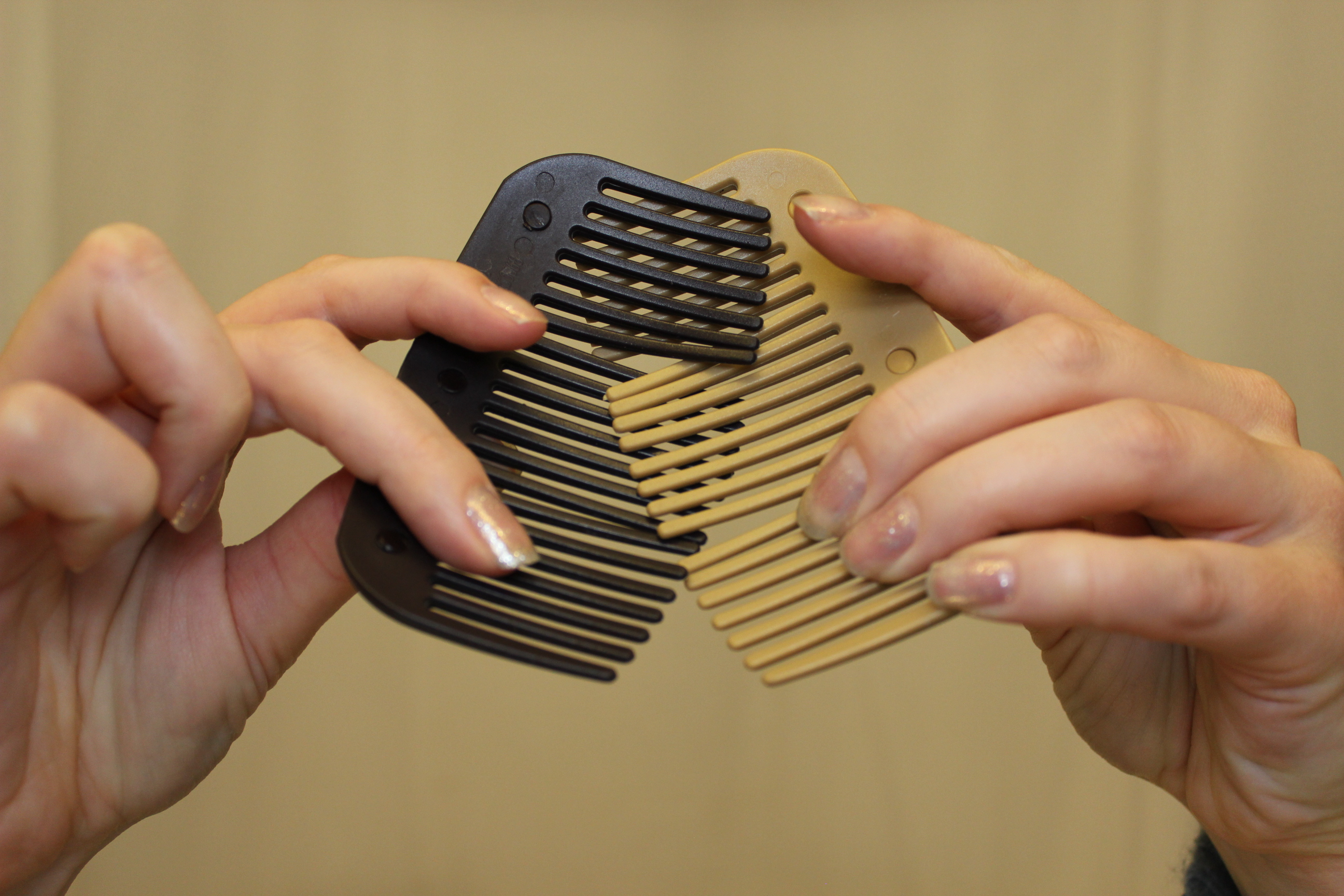 How to interlock the combs 2